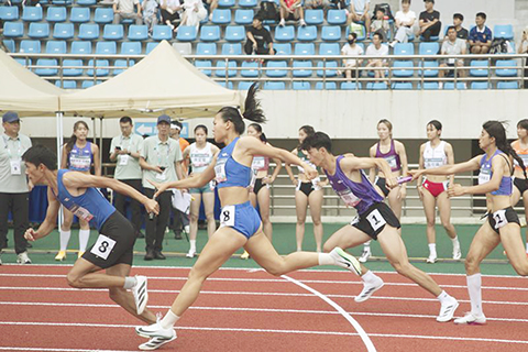 ◎ 六月十九日,湖北隊選手聶奧蕓(左二)與王金揚(左一)交接棒。第二屆亞洲接力錦標賽暨全國田徑接力錦標賽在浙江省紹興市上虞區體育中心開賽。全國田徑4X400米混合接力預賽中,廣東隊位列第一進入決賽。(新華社發 朱勝鈞 攝)