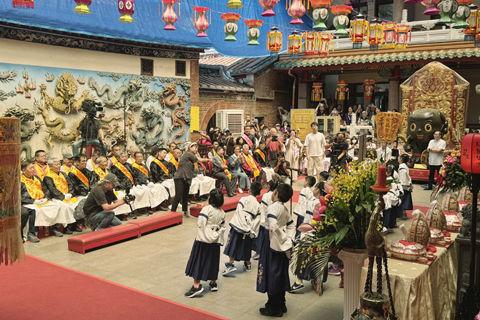 ◎ 六月廿一日,在台灣新北市舉行的二零二六(丙午)年兩岸共祭中華人文始祖伏羲典禮現場,參與活動的台灣各界代表欣賞小朋友唱誦「中華伏羲謠」。(新華社發)