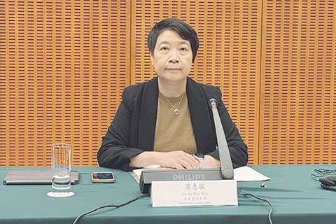 ◎ 文化局局長梁惠敏被問及新馬路建築物火警。