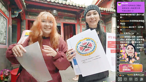 ◎ 少女帶齊座位表應援棒及偶像照片到台北龍山寺廟求演唱會門票。