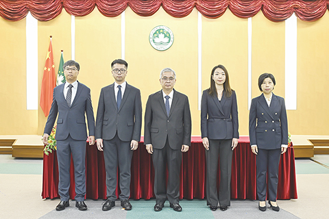 ◎ 行政法務司司長及辦公室主任與行政公職局三位領導合照。