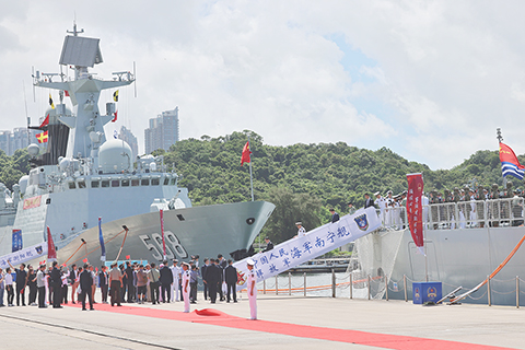 ◎ 在香港回歸祖國二十九周年之際,由中國人民解放軍海軍導彈驅逐艦南寧艦、導彈護衛艦衡陽艦組成的海軍艦艇編隊,攜艦載直升機、陸戰隊員,於七月二日上午抵達香港特別行政區,開啟為期五天的系列開放參觀和文化交流活動。香港特別行政區政府在昂船洲軍營為艦艇編隊舉行歡迎儀式。香港特區行政長官李家超發表致辭,代表香港特區政府和香港市民對海軍艦艇編隊的到來表示熱烈歡迎。圖為歡迎儀式。(香港中通社記者 謝光磊 攝)