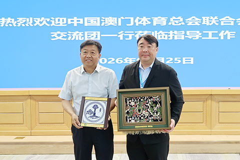 ◎ 澳門新疆兩地代表互贈紀念品。