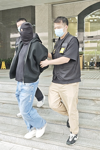 ◎ 一名香港男子涉將毒品藏於鞋內,從香港偷運來澳販賣。
