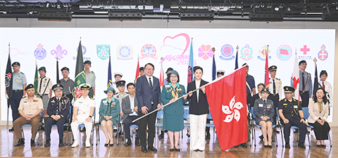 ◎ 七月十一日,香港政務司司長陳國基(左)在同心同根萬里行二零二六授旗禮上,頒授區旗予同心同根會創會會長、同心同根萬里行二零二六活動召集人暨團長梁唐青儀(中)和同心同根萬里行二零二六榮譽團長顧笑洋(右)。(香港中通社圖片)