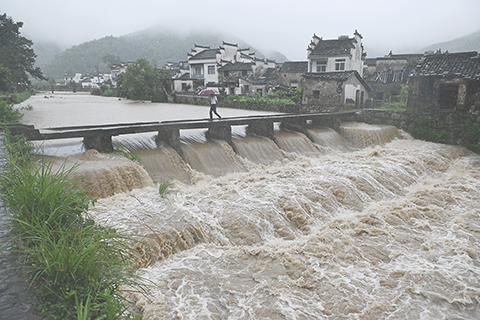 ◎ 七月十二日,受颱風「巴威」帶來的降雨影響,安徽南部部份河道水位上漲、水流湍急。當日,安徽省水利廳、安徽省氣象局、安徽省應急管理廳聯合發佈地質災害氣象預警預報。黃山、宣城等區域發生山洪災害可能性很大(Ⅰ級,紅色預警)。圖為黟縣盧村的一處河流。(中新社記者韓蘇原 攝)