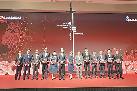 ◎ 新加坡中總會長高泉慶在閉幕晚宴上向澳門中總青委會代表團莫志偉顧問(左三)在內的各地代表團致送紀念品並合照。