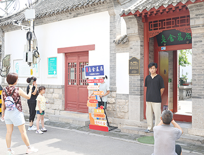 7月2日,親子家庭在濟南市老舍舊居拍照打卡。(中新社記者 趙曉 攝)