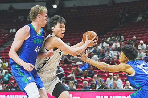 ◎ 七月十三日,開拓者隊球員楊瀚森(中)進攻。NBA夏季聯賽中,波特蘭拓荒者隊一百一十一比八十四戰勝明尼蘇達木狼隊。(新華社發孫宇軒攝)