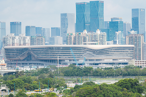 ◎ 七月十四日,香港特區政府在憲報刊登《皇崗口岸港方口岸區條例草案》。香港特區政府發言人表示,皇崗口岸聯檢大樓的主體工程已基本完成,港深兩地承建商正同步進行大樓內部的工程並安裝所需設施。特區政府爭取早日完成本地立法工作,全速推進口岸向公眾開通前的各項準備工作。圖為建設中的新皇崗口岸(資料圖)。(中新社記者 張祥毅 攝)