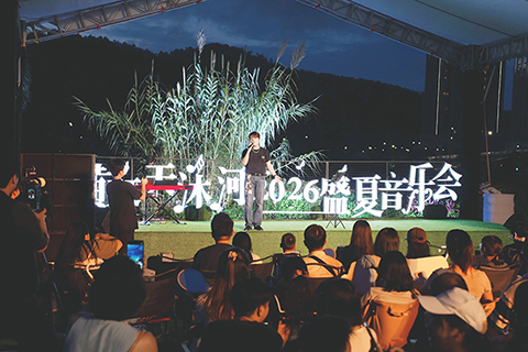 ◎ 歌手們在天沐河畔譜寫夏日序曲。