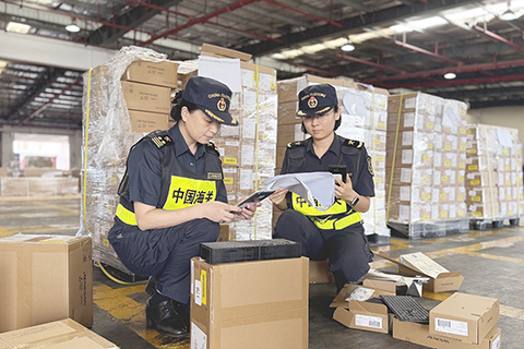 ◎ 灣仔海關關員對出口集成電路產品進行查驗監管。(黃俊蓉 攝)