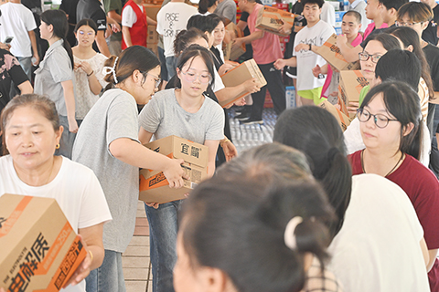 ◎ 七月十八日,重慶彭水,當地民眾接力搬運救援物資。七月十七日九時十分許,重慶彭水縣漢葭街道發生一起山體崩塌,造成多人失聯。目前,應急、消防等多方力量正協同開展搜救。與此同時,當地民眾也積極參與後勤保障,接力搬運救援物資,摩托車隊利用機動靈活的優勢,往返運送物資,為救援工作提供保障。(中新社記者何蓬磊 攝)