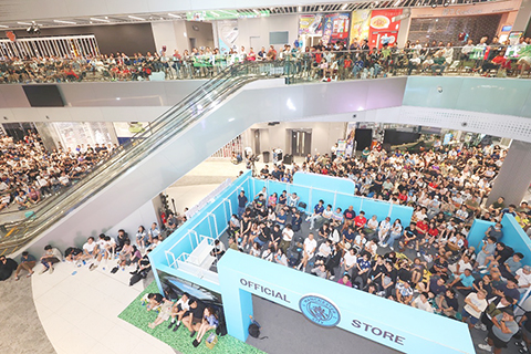 ◎ 七月二十日,啟德體育園零售館舉辦免費的「不夜足球嘉年華」通宵觀賽活動,吸引近七百名球迷到場觀看二0二六年美加墨世界杯─西班牙隊對陣阿根廷隊的決賽。(主辦方供圖)