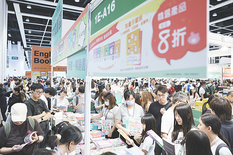 ◎ 七月廿一日,第卅六屆香港書展踏入最後一天,不少書商推出限時折扣和優惠促銷,吸引讀者最後衝刺購書,場內人流暢旺。圖為書商打出折扣吸引讀者購書。(香港中通社記者陳奕啟 攝)