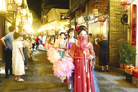 寧德市屏南縣千年古鎮——雙溪鎮上,漢服花燈巡遊穿行古街。(陳煥琦 攝)