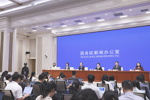 ◎ 七月廿三日,中國國務院新聞辦公室在北京舉行新聞發佈會,商務部副部長鄢東、商務部綜合司司長李莉、商務部市場運行和消費促進司司長楊沐、商務部對外貿易司司長楊濤、商務部外國投資管理司司長孟華婷介紹二0二六年上半年商務工作及運行情況,並答記者問。(中新社記者楊可佳 攝)