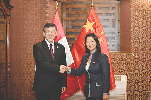 ◎ 七月二十八日,應秘魯政府邀請,國家主席習近平特使、科技部部長陰和俊在秘魯首都利馬出席秘魯總統權力交接儀式。圖為二十七日,藤森慶子當選總統同陰和俊特使舉行雙邊會見。(新華社發中國駐秘魯大使館供圖)