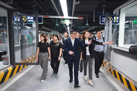 ◎ 七月卅一日,香港特區政府保安局局長鄧炳強前赴皇崗口岸港方口岸區視察,聽取各部門匯報設施準備情況,並主持跨部門工作小組會議,全力推進口岸開放前的各項籌備工作。圖為鄧炳強(前排中)視察「聯合一站式」車道。(香港中通社)