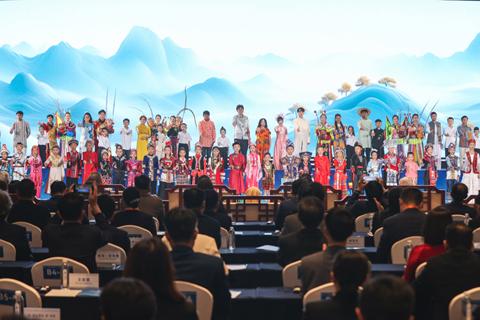 中國—東盟教育交流周開幕式上的歌舞展演《和世界握手》。(中新社記者 瞿宏倫 攝)