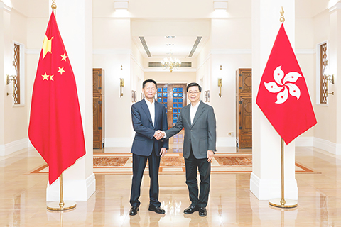 ◎ 八月二日,香港特區行政長官李家超在禮賓府與中國證券監督管理委員會主席吳清會面,就深化香港與內地金融市場互聯互通交流意見。(香港中通社圖片)
