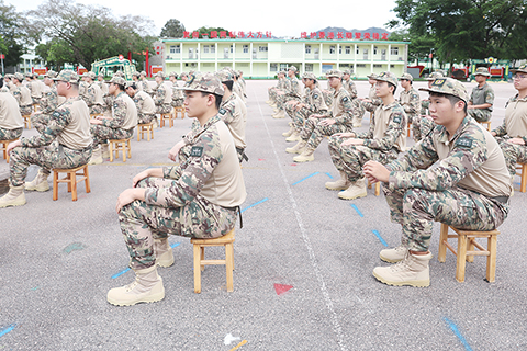 ◎ 八月三日,第十九屆香港青少年軍事夏令營暨第十三屆香港大學生軍事生活體驗營在駐香港部隊新圍軍營舉行開營儀式,約五百名香港青少年學生參加。活動為期十四天,期間學生將接受軍事訓練、教育講座及參觀學習等活動,深入了解國防及軍隊建設,培養守紀自律、團結協作及吃苦耐勞精神。圖為參與軍事夏令營的學員。(香港中通社記者陳奕啟 攝)
