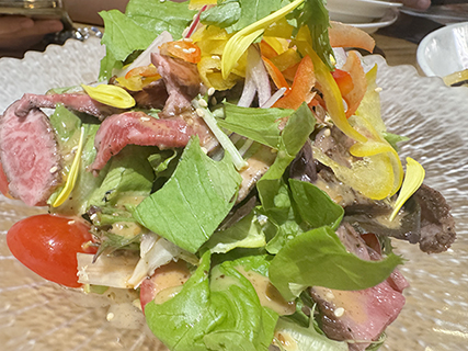 ◎ UFUFU的和風牛肉沙律用料精緻,滋味可口。