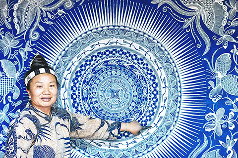 ◎ 五月二十日,在貴州省丹寨縣揚武鎮排莫村,苗族蠟染技藝縣級傳承人張世秀介紹蠟染作品。