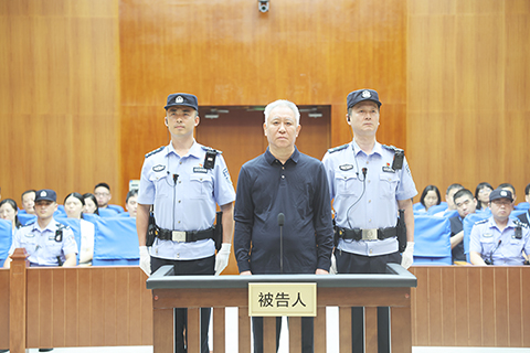 ◎ 八月二十日上午,廣東省深圳市中級人民法院對被告單位恒大集團有限公司(以下簡稱恒大集團)、被告單位恒大地產集團有限公司(以下簡稱恒大地產)、被告人許家印案進行一審公開宣判。對恒大集團數罪並罰,判處罰金人民幣八十八點二億元;對恒大地產判處罰金人民幣七十億元;對許家印數罪並罰,判處無期徒刑,剝奪政治權利終身,並處沒收個人全部財產;對違法所得繼續追繳,不足部份責令退賠。(中新社發 廣東省深圳市中級人