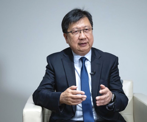 ◎ 運輸工務司司長譚偉文接受新華社訪問,圍繞「三五」規劃在運輸工務範疇進行深度解讀。(新華社發 張金加攝)