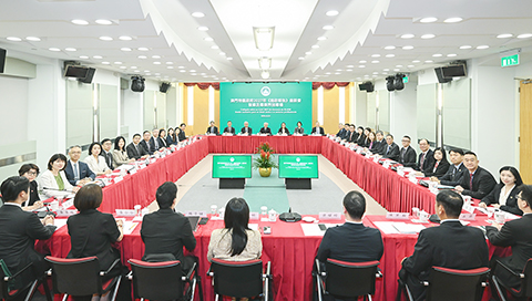 ◎ 特區政府舉行二零二七年《施政報告》座談會-智庫及專業界別專場。行政長官岑浩輝就編製明年施政報告聽取與會代表的意見及建議。