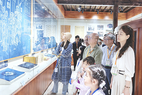 ◎ 團員瞭解白族紮染千年發展脈絡。