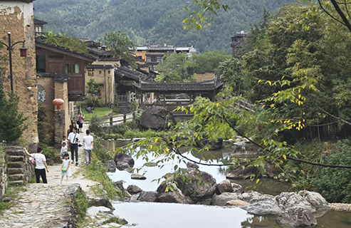 寧德市屏南縣熙嶺鄉龍潭村吸引遊客前來遊玩。(雷宇竺 攝)
