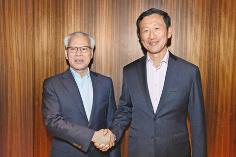 ◎ 行政長官岑浩輝與新加坡社會政策統籌部長兼保健衛生部長王乙康親切握手。