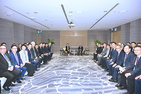 ◎ 行政長官岑浩輝與新加坡外交部兼貿工部政務部長顏曉芳 一起會見隨同行政長官到訪新加坡的企業家代表。