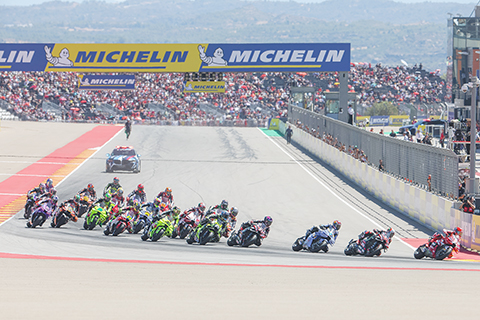 ◎ 國際摩聯世界摩托車錦標賽(MotoGP)阿拉貢大獎賽正賽在西班牙阿拉貢賽道舉行。杜卡迪車隊西班牙車手馬克.馬克斯獲得冠軍。KTM廠隊西班牙車手佩德羅.阿科斯塔和阿普里利亞車隊意大利車手馬爾科.貝澤基分獲亞軍和季軍。圖為比賽發車時刻。(中新社發 錢俊攝)