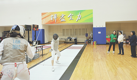 ◎ 社文司司長觀看本澳運動員備戰情況。