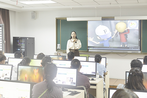 ◎ 九月七日,寧夏老年大學迎來「開學第一天」,學員們學習微電影製作。(中新社記者 楊迪 攝)