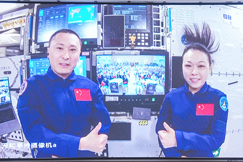 ◎ 九月九日,「天宮課堂.港澳專場」港澳青少年愛國主義教育活動舉行。圖為朱楊柱(左)、黎家盈(右)與黎家盈母校香港荃灣公立何傳耀紀念中學的現場師生進行「天地合影」。(中新社記者張祥毅 攝)