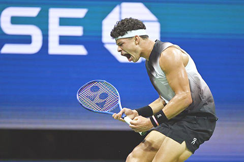 ◎ 九月八日,謝頓慶祝得分。美國選手謝頓三比二戰勝西班牙選手艾卡拉斯,晉級美網男單四強。(新華社記者 李睿 攝)