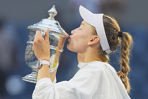 ◎ 九月十二日,在紐約舉行的美國網球公開賽女子單打決賽中,哈薩克選手埃琳娜.雷巴金娜擊敗白俄羅斯選手阿麗娜.莎巴蓮卡,奪得冠軍後親吻獎杯。(美聯社/柯斯蒂.威格爾斯沃思)