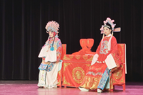 ◎ 黃梅戲《女駙馬》。(中新社記者 朱賀 攝)