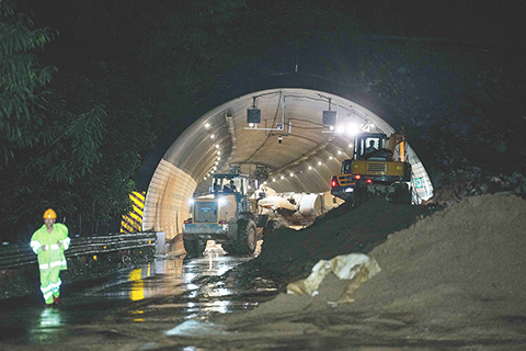 ◎ 九月十四日,海南五指山,道路搶通施工作業現場。受南海熱帶低壓和冷空氣共同影響,海南島多地遭遇強降雨。山海高速五指山段的暢好隧道口發生邊坡塌方險情,導致道路無法通行。海南交通集團養護集團的工作人員正利用大型機械開展土方清理作業,全力搶通受阻路段。(中新社記者駱雲飛 攝)
