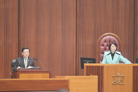 ◎ 九月十七日,香港特區行政長官李家超在立法會出席《香港特別行政區經濟和社會發展第一個五年規劃(二0二六─二0三0年)》和《行政長官二0二六年施政報告》行政長官互動交流答問會,回答議員就香港首個五年規劃以及二0二六年施政報告內容的提問。(香港中通社)