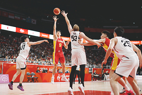 ◎ 九月十八日,亞運會男子籃球半決賽中,中國隊七十七比九十七不敵日本隊。圖為中國隊龐崢麟(紅衣)拋投。(中新社記者 韓海丹 攝)