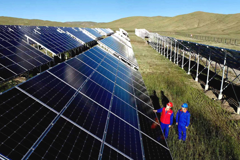 國網青海電力工作人員巡視瑪多4.4兆瓦光伏扶貧電站。(國網青海電力公司 供圖)