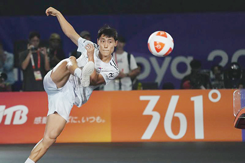 ◎ 九月二十日,韓國選手李峻碩在比賽中。亞運會台克球男單決賽中,韓國選手李峻碩二比0戰勝伊拉克選手阿萊拉維,獲得冠軍。(新華社 記者 賈宇辰 攝)