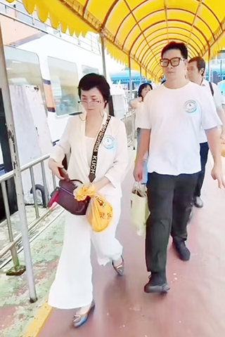 ◎ 妻子湯利萍攜陳觀泰的骨灰前往海葬。