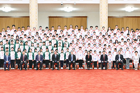 ◎ 九月廿一日上午,中共中央政治局常委,國務院副總理丁薛祥在北京人民大會堂接見「向國旗敬禮」港澳青少年升旗隊代表訪京團並合影留念。(新華社記者高潔 攝)