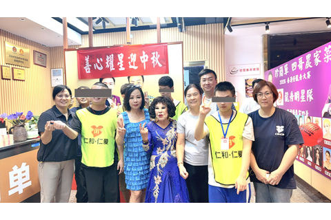 ◎ 鍾美霞與劉少君,到深圳傳愛心。